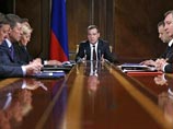 Медведев назвал снижение рейтинга России до "мусорного" политическим решением S&P