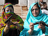 Учителей в пакистанском Пешаваре учат пользоваться автоматами и пистолетами для защиты от террористов