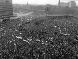 По его словам, ни о каком референдуме в ГДР не могло идти и речи, поскольку "по двум странам" шли стотысячные митинги с единственным лозунгом: "Мы один народ!"
