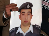 Боевики радикальной группировки "Исламское государство" (ИГ) угрожают убить захваченного в плен пилота иорданских ВВС Муаза аль-Касабси, если приговоренная к смертной казни террористка Саджида ар-Ришави не будет освобождена до вечера четверга