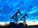 Аналитики связывают ослабление рубля с ожиданием новых санкций и c тем, что мировые цены на нефть продолжают снижаться