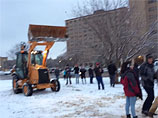 Техасские студенты встали на защиту трехметрового снежного фаллоса от бульдозеров (ВИДЕО)