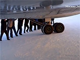 Несколько работников аэропорта в Игарке, где в конце ноября 2013 года пассажиры вручную выталкивали самолет Ту-134 на взлетную полосу, уволены. Некоторым сотрудникам воздушной гавани также назначены штрафы в связи с инцидентом