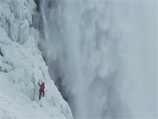 Всемирно известный канадский альпинист Уилл Гадд первым в мире поднялся по отвесной ледяной стене частично замерзшего из-за аномальных морозов в Канаде и США Ниагарского водопада