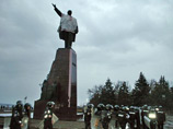 В Запорожье активисты "помиловали" памятник Ленину, потому что обрушить его не давала милиция В Запорожье активисты "помиловали" памятник Ленину, потому что обрушить его не давала милиция