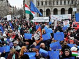 Несколько тысяч человек провели демонстрацию у венгерского парламента в воскресенье, 1 февраля, накануне визита канцлера Германии Ангелы Меркель, призывая правительство премьер-министра Виктора Орбана сохранить отношения с Западом
