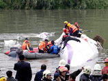 Самолет авиакомпании TransAsia упал в реку возле столицы Тайваня - 23 погибших