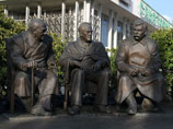 В Крыму после устранения "политических причин" к 70-летию Ялтинской конференции открыли памятник Сталину, Черчиллю и Рузвельту