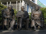 В Крыму после устранения "политических причин" к 70-летию Ялтинской конференции открыли памятник Сталину, Черчиллю и Рузвельту В Крыму после устранения "политических причин" к 70-летию Ялтинской конференции открыли памятник Сталину, Черчиллю и Рузвельту