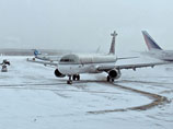 Десятки авиарейсов задерживаются в российской столице, где в воскресенье утром начался сильный снегопад, свидетельствуют данные электронных табло московских аэропортов