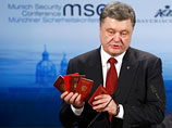 Президент Украины Порошенко во время выступления на Мюнхенской конференции по безопасности продемонстрировал паспорта и военный билет, которые якобы принадлежат российским военным, "заблудившимся" на территории Украины