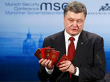 Президент Украины Порошенко во время выступления на Мюнхенской конференции по безопасности продемонстрировал паспорта и военный билет, которые якобы принадлежат российским военным, "заблудившимся" на территории Украины Президент Украины Порошенко во время выступления на Мюнхенской конференции по безопасности продемонстрировал паспорта и военный билет, которые якобы принадлежат российским военным, "заблудившимся" на территории Украины