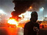 Глава МВД Египта заявил, что около десяти тысяч болельщиков попытались прорваться на арену без билетов. В итоге они сожгли как минимум два полицейских автомобиля