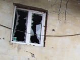 Жители близлежащих районов города почувствовали вибрацию, взрывом были выбиты окна в домах