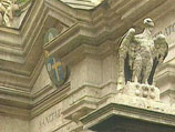 Папский герб на фасаде Собора Св. Петра в Риме