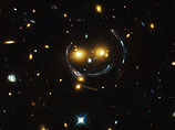 Телескоп Hubble сфотографировал в скоплении галактик "смайлик" Телескоп Hubble сфотографировал в скоплении галактик "смайлик"