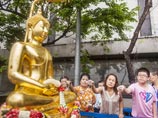 "Если молодые люди действительно любят друг друга, им лучше поучаствовать в обряде отпускания пойманных птиц и рыб или сходить в храм", - заявил Reuters чиновник администрации Бангкока