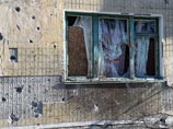 Пока журналисты ждали начало брифинга Захарченко, во дворе одного из соседних домов по улице Университетская разорвалась мина. Взрывом выбило стекла в соседних домах, пострадали припаркованные автомобили Пока журналисты ждали начало брифинга Захарченко, во дворе одного из соседних домов по улице Университетская разорвалась мина. Взрывом выбило стекла в соседних домах, пострадали припаркованные автомобили