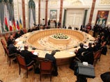 Новые санкции должны были ввести тогда же, 9 февраля, однако, как сообщалось, было принято решение отложить их вступление в силу на неделю - из-за предстоящего через два дня, 11 февраля, саммита "нормандской четверки" в Минске