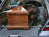 В Италии гроб с покойным к ужасу родственников развалился во время похорон