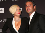Lady Gaga обручилась с актером Тейлором Кинни, показав интернету кольцо за полмиллиона Lady Gaga обручилась с актером Тейлором Кинни, показав интернету кольцо за полмиллиона
