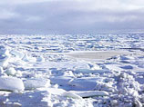 Канадская баржа-призрак с 3,6 тонны дизтоплива на борту, скованная льдами возле Чукотки, может угрожать экологии региона
