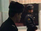 Полицейские ранили москвича, который удерживал в заложниках квартиросъемщика и напал на них с ножом Полицейские ранили москвича, который удерживал в заложниках квартиросъемщика и напал на них с ножом
