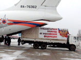 Накануне груз гуманитарной помощи доставили из Москвы в Ростов-на-Дону двумя самолетами Ил-76 МЧС России. Затем груз перегрузили в автомобили, которые вошли в состав гуманитарной колонны