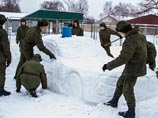 Омские заключенные вылепили из снега полномасштабные копии Т-34 и "Тополь-М" (ФОТО)