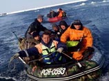 На юге Сахалина спасатели сняли с отколовшейся льдины две сотни рыбаков