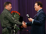 Премьер-министр Донецкой народной республики Александр Захарченко и Иосиф Кобзон на сцене донецкого Оперного театра, 27 октября 2014 года