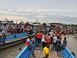 В Бангладеш после столкновения с судном перевернулся паром, десятки пассажиров пропали без вести