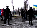 В Харькове, областном центре на востоке Украины, произошел взрыв на шествии в память о Майдане и погибших в столкновениях активистах. Городской канал "Объектив.тв" передает, что взрыв произошел прямо в колонне активистов