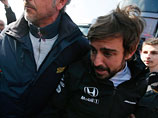 После аварии в конце утренней сессии тестов в Барселоне 33-летнего гонщика Фернандо Алонсо доставили в медицинский центр трассы для обследования