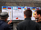 Порошенко назвал так называемый референдум, который был проведен в марте прошлого года, "фарсом, призванным прикрыть открытую агрессию России против Украины" и заверил, что Украина никогда его не признает