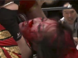 В Японии матч за женское чемпионство по рестлингу завершился настоящим избиением претендентки, ее госпитализировали со множеством травм лица (ВИДЕО)