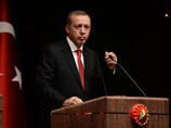 По мнению прокуратуры, "Поэма о Вожде", опубликованная Буюксарач, которая является пародией на гимн Турции, содержит оскорбления в адрес президента Реджепа Тейипа Эрдогана