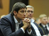 Депутаты от "Справедливой России" заявили, что принятие подобного решения без участия парламента противоречит российской Конституции, и предложили ограничить право Путина на введение санкций Депутаты от "Справедливой России" заявили, что принятие подобного решения без участия парламента противоречит российской Конституции, и предложили ограничить право Путина на введение санкций