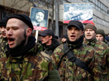 По словам журналиста, его задержали в центре Киева, где проходило шествие, в котором участвовали представители запрещенного в России украинского экстремистского националистического "Правого сектора" и футбольные фанаты