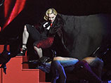 Мадонна упала с лестницы, выступая на церемонии вручения Brit Awards Мадонна упала с лестницы, выступая на церемонии вручения Brit Awards