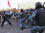 По данным следствия, Непомнящих 6 мая 2012 года на Болотной площади, "препятствуя задержанию агрессивно настроенных граждан, нанес не менее четырех ударов руками и зонтом сотрудникам полиции, обеспечивающим охрану общественного порядка"