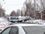 В Омске мужчина  открыл стрельбу из окна по прохожим : ранены четверо, включая полицейского