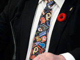 В описании лота на eBay галстук Форда назван "уникальным" - утверждается, что другого такого нет. На галстуке изображены эмблемы различных клубов Национальной футбольной лиги прошлого и настоящего
