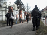 В столице Чехии активисты арт-группы oMen устроили акцию в поддержку мира на Украине и украинской летчицы Надежды Савченко В столице Чехии активисты арт-группы oMen устроили акцию в поддержку мира на Украине и украинской летчицы Надежды Савченко