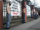 Участники акции повесили на забор посольства плакаты, осуждающие политику Москвы и персонально президента Владимира Путина по отношению к Украине
