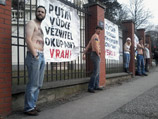 Участники акции повесили на забор посольства плакаты, осуждающие политику Москвы и персонально президента Владимира Путина по отношению к Украине Участники акции повесили на забор посольства плакаты, осуждающие политику Москвы и персонально президента Владимира Путина по отношению к Украине