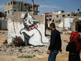 Бэнкси проник в сектор Газа через подземный тоннель и нарисовал на развалинах домов котенка, карусель и задумчивого человека