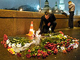 Место убийства Бориса Немцова превратили в импровизированный мемориал: на Большой Москворецкий мост несут цветы и свечи Место убийства Бориса Немцова превратили в импровизированный мемориал: на Большой Москворецкий мост несут цветы и свечи
