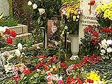 Возложить цветы к его могиле рано утром пришли родные и близкие Артема