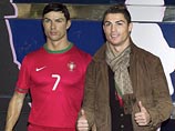 Португальский футболист Криштиану Роналду нанял стилиста для ухода за волосами своей восковой фигуры в музее Мадрида